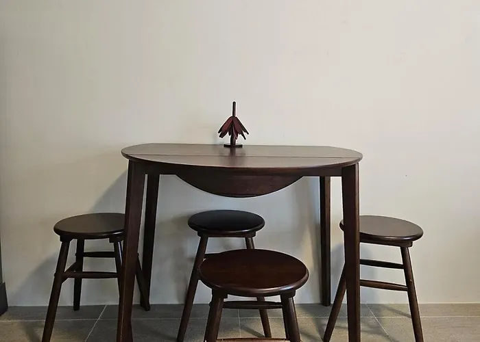 Cozy Luxe With Balcony - Spacious Studio, Near It Park, Fast Wifi, Netflix *