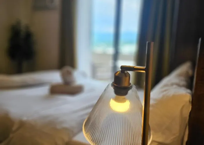 Cozy Luxe With Balcony - Spacious Studio, Near It Park, Fast Wifi, Netflix