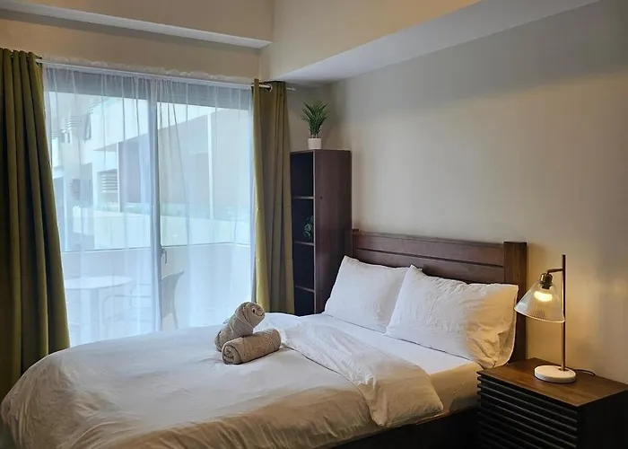 Cozy Luxe With Balcony - Spacious Studio, Near It Park, Fast Wifi, Netflix Cebu